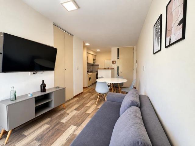 Alquiler: Departamento de un dormitorio amoblado y equipado con balcon y cochera