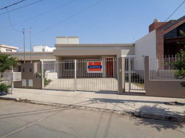 Barrio Escobar Excelente Casa de 3 Dormitorios, Amplia con Cochera Doble, 3 Baños y Patio