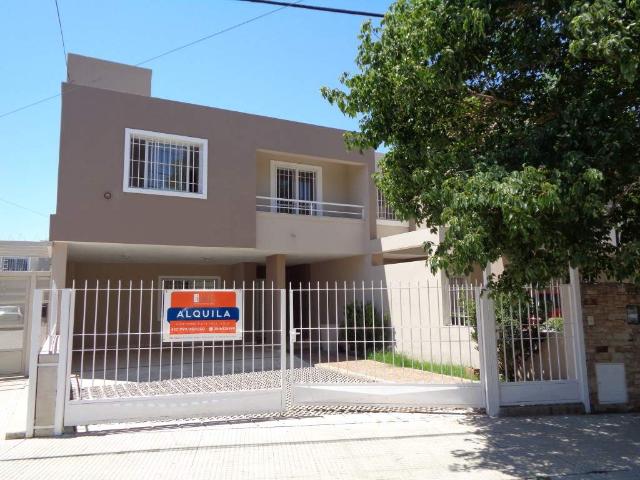 Barrio Escobar Excelente Casa de Categoría de 3 Dormitorios, 1 en Suitte, c/Cochera Doble y Patio