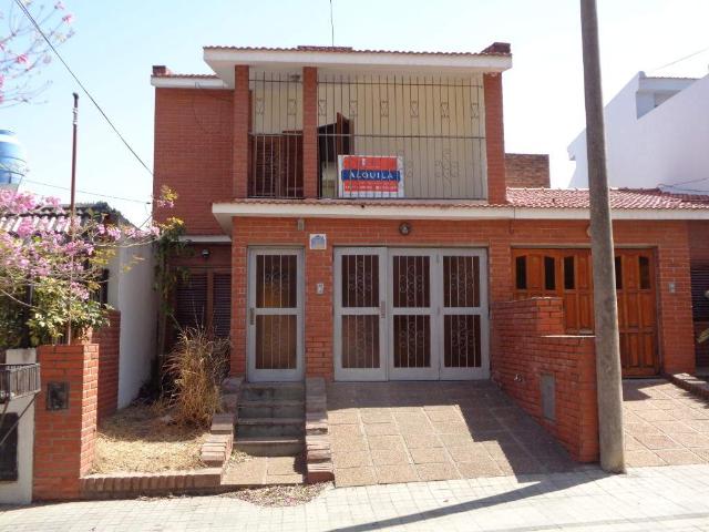 Barrio Lomas de San Martín Excelente Casa de 3 Dormitorios, Amplia con Garaje, Cocina, Comedor Diario, 2 Baños, Terraza y Patio