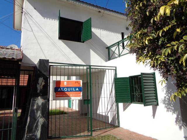 Barrio Uritorco Casa de 2 Dormitorios, Amplia con Cochera Cubierta, 2 Baños, Cocina Comedor y Patio con Galería, Asador y Césped