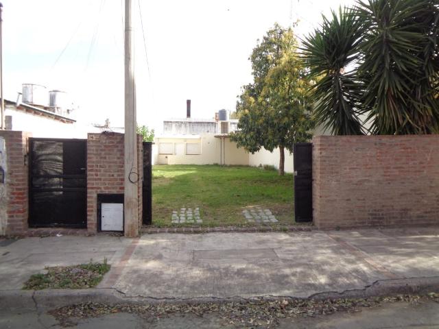 Barrio Villa Cabrera Casa de 2 Dormitorios, Amplia con Cochera y Patio Muy Amplio c/Asador