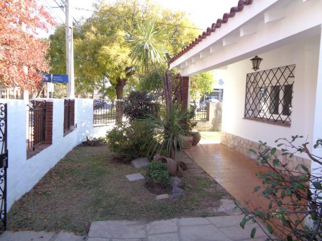 Barrio Villa Centenario Casa de 2 Dormitorios, Amplia y Luminosa con Garaje Doble, Cocina Comedor, 2 Baños y Patio con Quincho y Asador