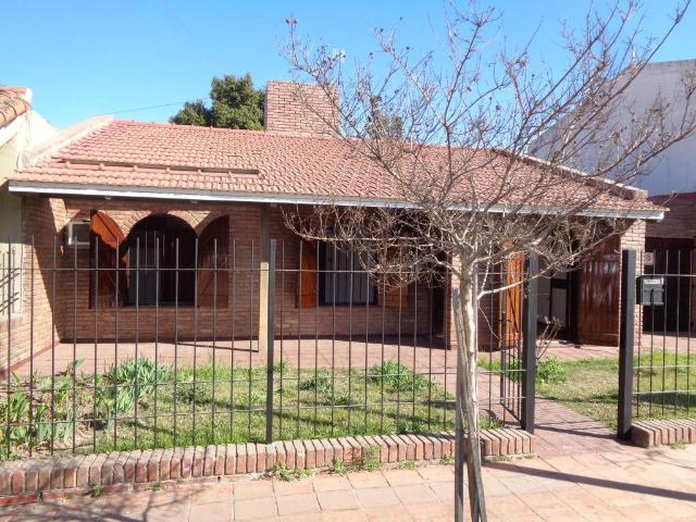 Barrio Villa Centenario Excelente Casa de 2 Dormitorios Amplia con Cochera Doble, Cocina Comedor y Patio con Asador