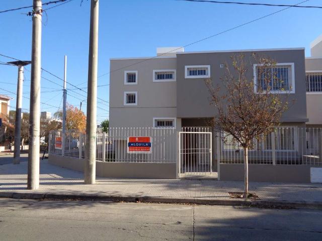 Barrio Villa Centenario Excelente Casa de 3 Dormitorios, 1 en Suitte, con Cochera Doble y Patio