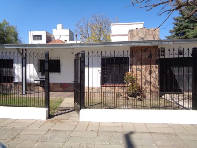 Barrio Villa Belgrano Casa de 2 Dormitorios, con Garaje, Escritorio y Patio con Galería y Asador