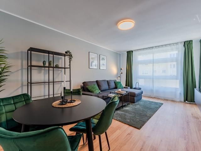 Barrier Free Living Surrounded by Greenery – 2 Room Apartment with Balcony in a Prime Steglitz Location