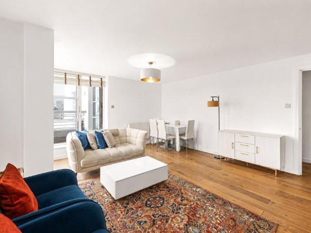 Barrier Point Road, London, E16 2 bed apartment to rent £2,250 pcm £519 pw