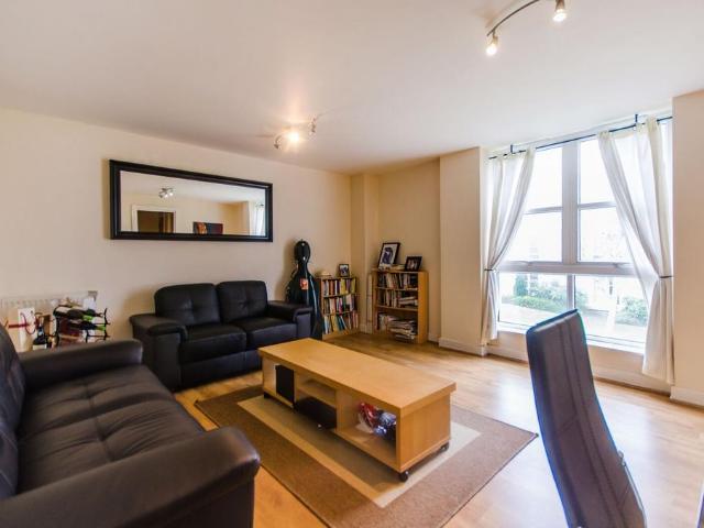 Barrier Point Road, Royal Docks. 1 bed flat to rent £1,750 pcm £404 pw