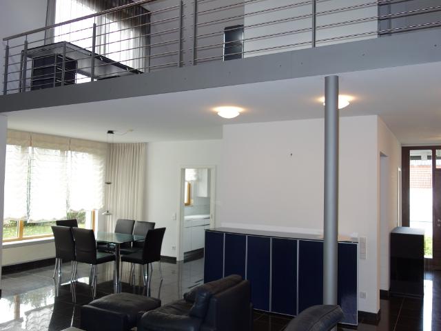Barrierefrei mit Aufzug! Wertiges EFH mit 200 m² Wfl. sowie Garage mit 3 Stellplätzen