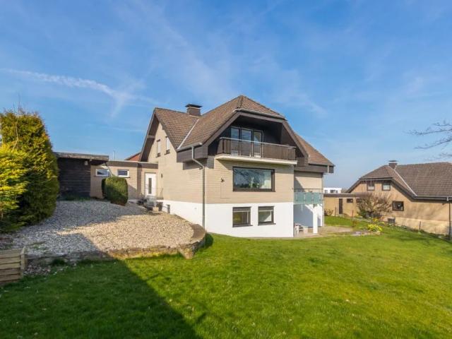 BARRIEREFREIE ERDGESCHOSSWOHNUNG MIT EBK, KAMIN, GROßEM BALKON MIT BLICK INS GRÜNE, GARTEN, GARAGE