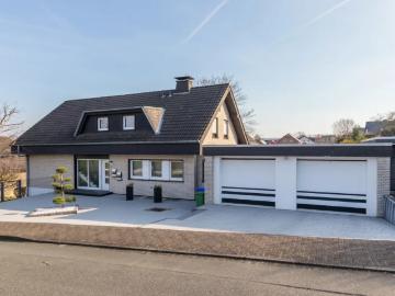 BARRIEREFREIE ERDGESCHOSSWOHNUNG MIT EBK, KAMIN, GROßEM BALKON MIT BLICK INS GRÜNE, GARTEN, GARAGE