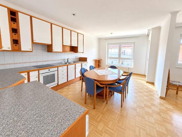 Barrierefreie, großzügige Mietwohnung mit Balkon und Tiefgaragenplatz in Ruhelage