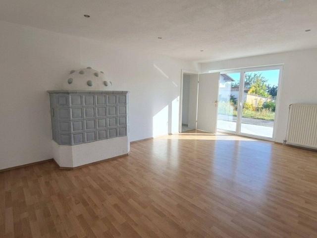 Barrierefreie Terrassenwohnung mit Garage / leicht Renovierungsbedürftig