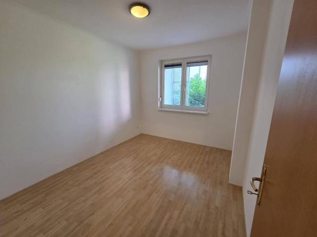 Barrierefreie Zweizimmerwohnung mit Eigengarten und Tiefgaragenstellplatz!