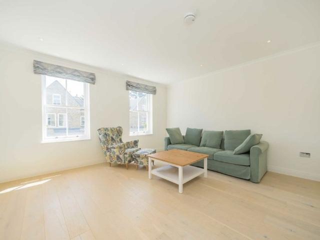 Barrons Chase, TW10, London