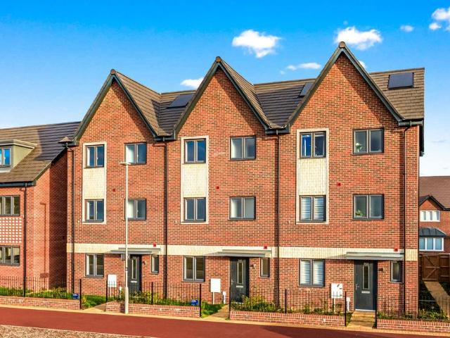 Barrosa Way, Whitehouse, MK8 4 bed end of terrace house to rent £2,150 pcm £496 pw