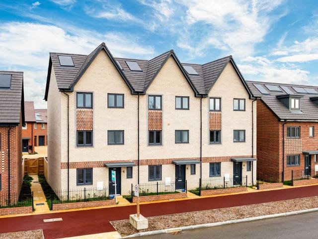 Barrosa Way, Whitehouse, MK8 4 bed house to rent £2,150 pcm £496 pw