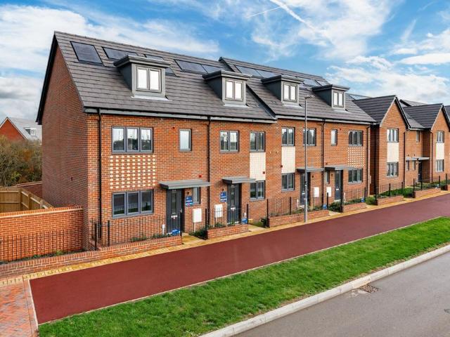Barrosa Way, Whitehouse, MK8 3 bed terraced house to rent £1,725 pcm £398 pw