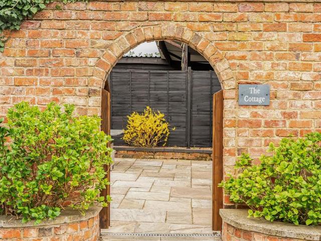 Barrow, Cheltenham GL51 2 bed house to rent £2,275 pcm £525 pw