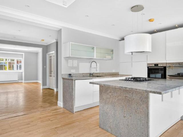 Barry Road, London, SE22 5 bed detached house to rent £5,500 pcm £1,269 pw