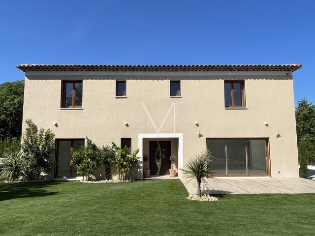 Bastide Neuve En Plein Coeur Du Village 190m² Le Plan de la Tour