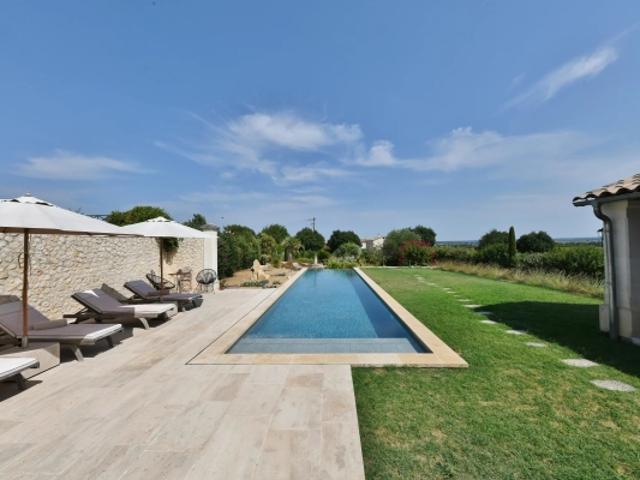 Bastide contemporaine de 160 m² avec couloir de nage