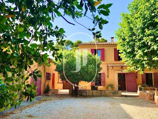 Bastide du Xviiᵉ siècle à vendre avec piscine et annexe à Ca. 253m² Cabriès