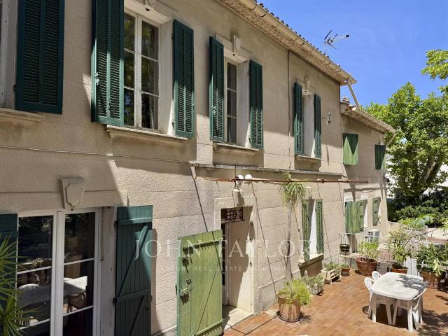 Bastide de caractère à rénover sur plus de 2 200 m² de terra. 446m² Saint Cyr sur Mer