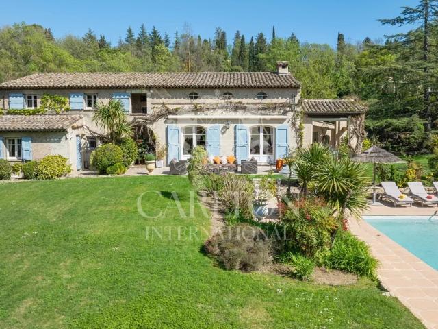 Bastide de charme avec étang proche golf et tennis 338m² Valbonne