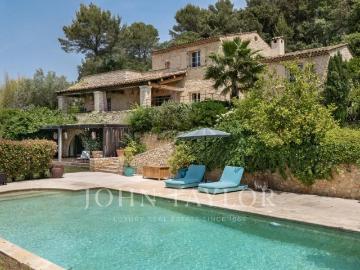 Bastide de charme en pierres avec vue mer et grand parc paysager