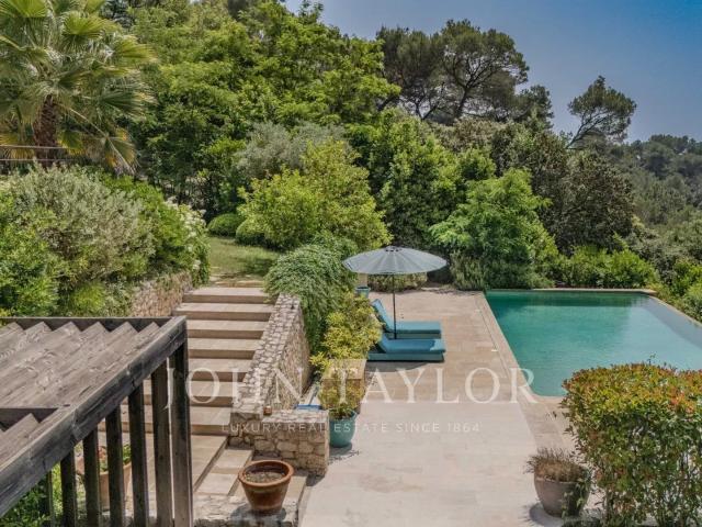 Bastide de charme en pierres avec vue mer et grand parc paysager