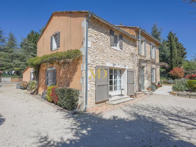 Bastide en pierre avec piscine 183m² Saint Saturnin lès Apt