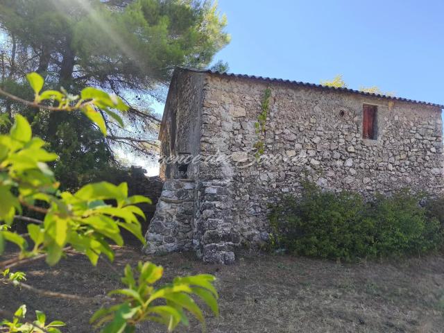 Bastide en pierre de 100 m² à rénover sur 3.3 hectares à Esparro