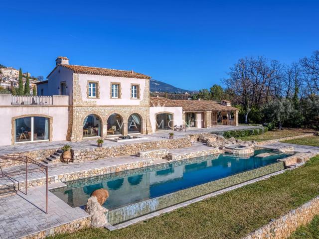 Bastide en pierre exposée plein sud avec vues mer panoramiqu. 685m² Châteauneuf Grasse