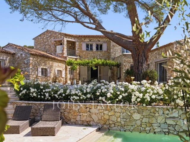 Bastide en pierre rénovée, à pied de Saint Paul de Vence 238m² La Colle sur Loup