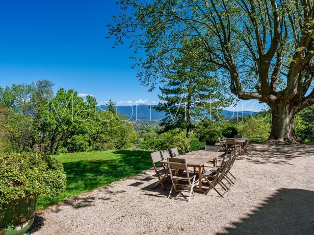 Bastide idyllique du 19e siècle, jardin et vues imprenables. 430m² Saignon