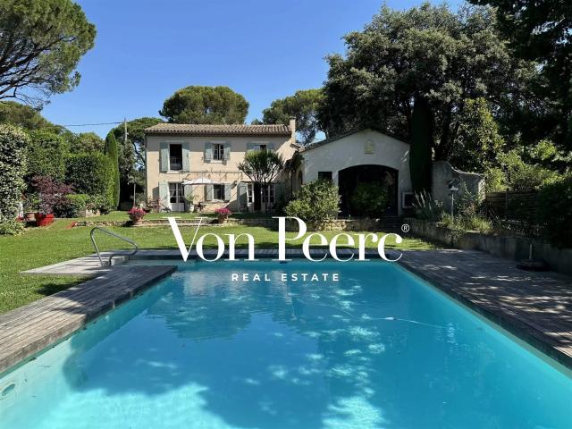 Bastide de 210 m² avec piscine et jardin à Villeneuve lès Av. 210m² Villeneuve lès Avignon