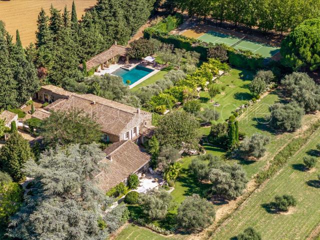 Bastide provençale intemporelle avec piscine et court de ten. 550m² Oppède