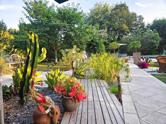 Bastide raffinée à pied du village, calme, maison de gardien 259m² Roquefort les Pins