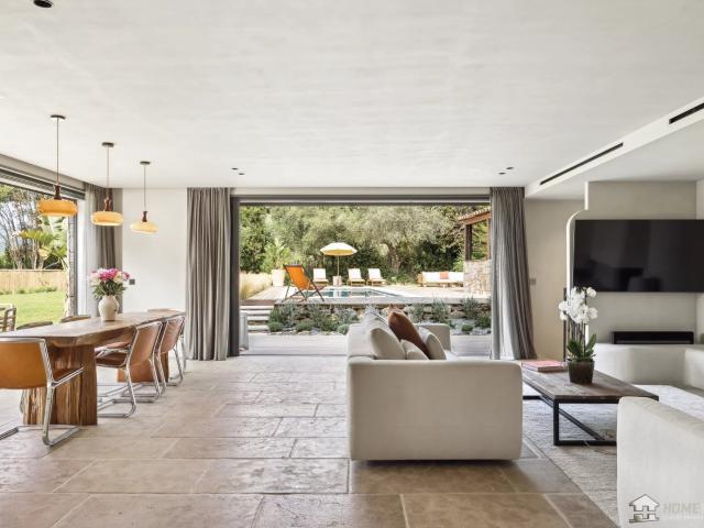 Bastide rénovée avec esprit contemporain près de Cannes 218m² Pégomas