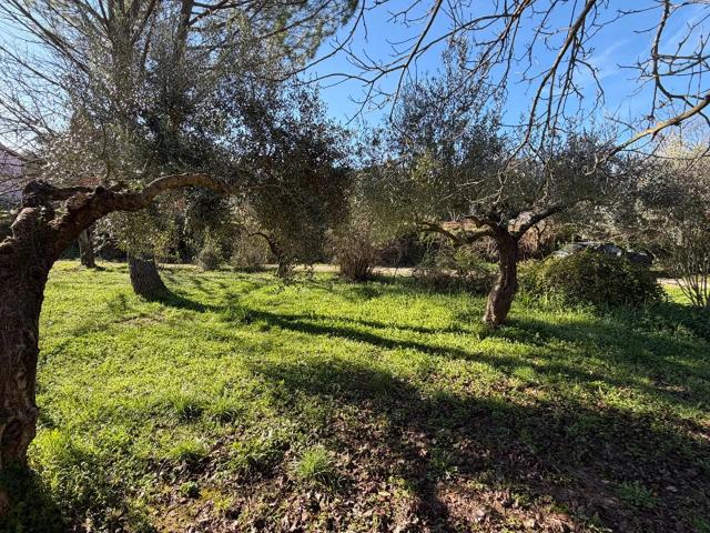 Bastidon provençal située dans un environnement champêtre