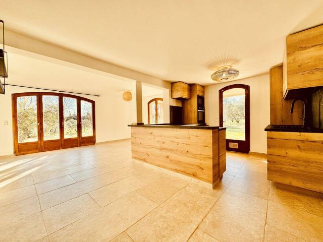 Bas de villa 80 m2 Golf de Roquebrune 1.600 euros eau + electric