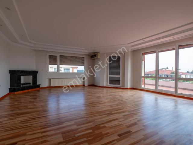 Basınköy'de 480 M² 6+2 Satılık Üst Dubleks