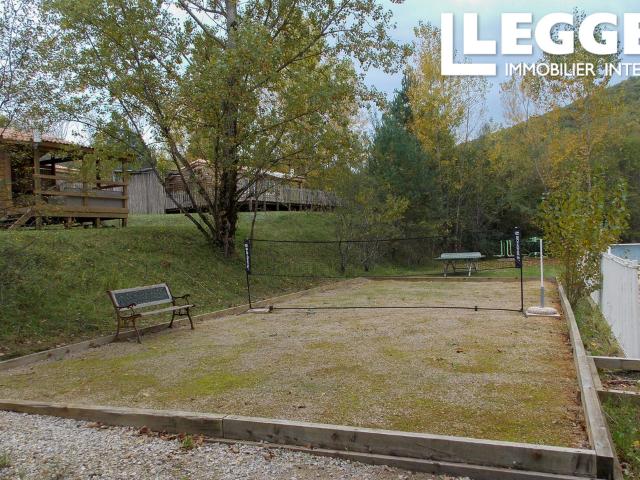 Base de loisirs de 9 hectares avec 2 lacs, propriété de 130m2, 3 chalets, piscine