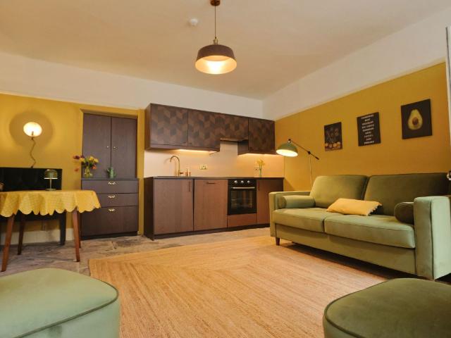Basement Flat, Caledonia Place, Bristol BS8, 2 bed flat to rent, £2,600 pcm | PrimeLocation