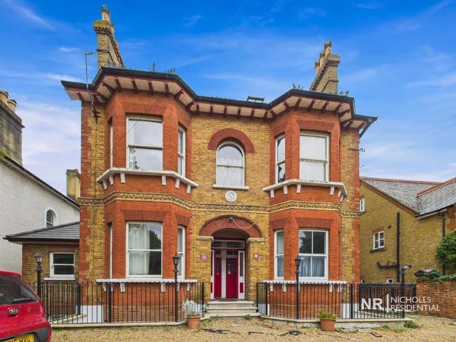 Basement flat, Epsom KT18 4 bed flat to rent £2,990 pcm £690 pw