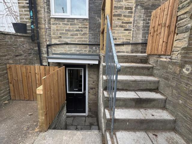 Basement Flat Shipley BD18, 1 bed flat to rent, £750 pcm | PrimeLocation
