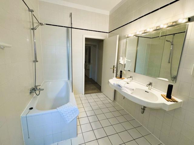 Basement flat 85 sqm Spacious living in the Westend for up to 4 guests, Frankfurt Amsterdam Apartments for Rent
