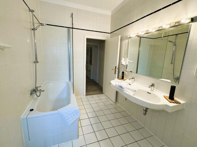 Basement flat 85 sqm Spacious living in the Westend for up to 4 guests